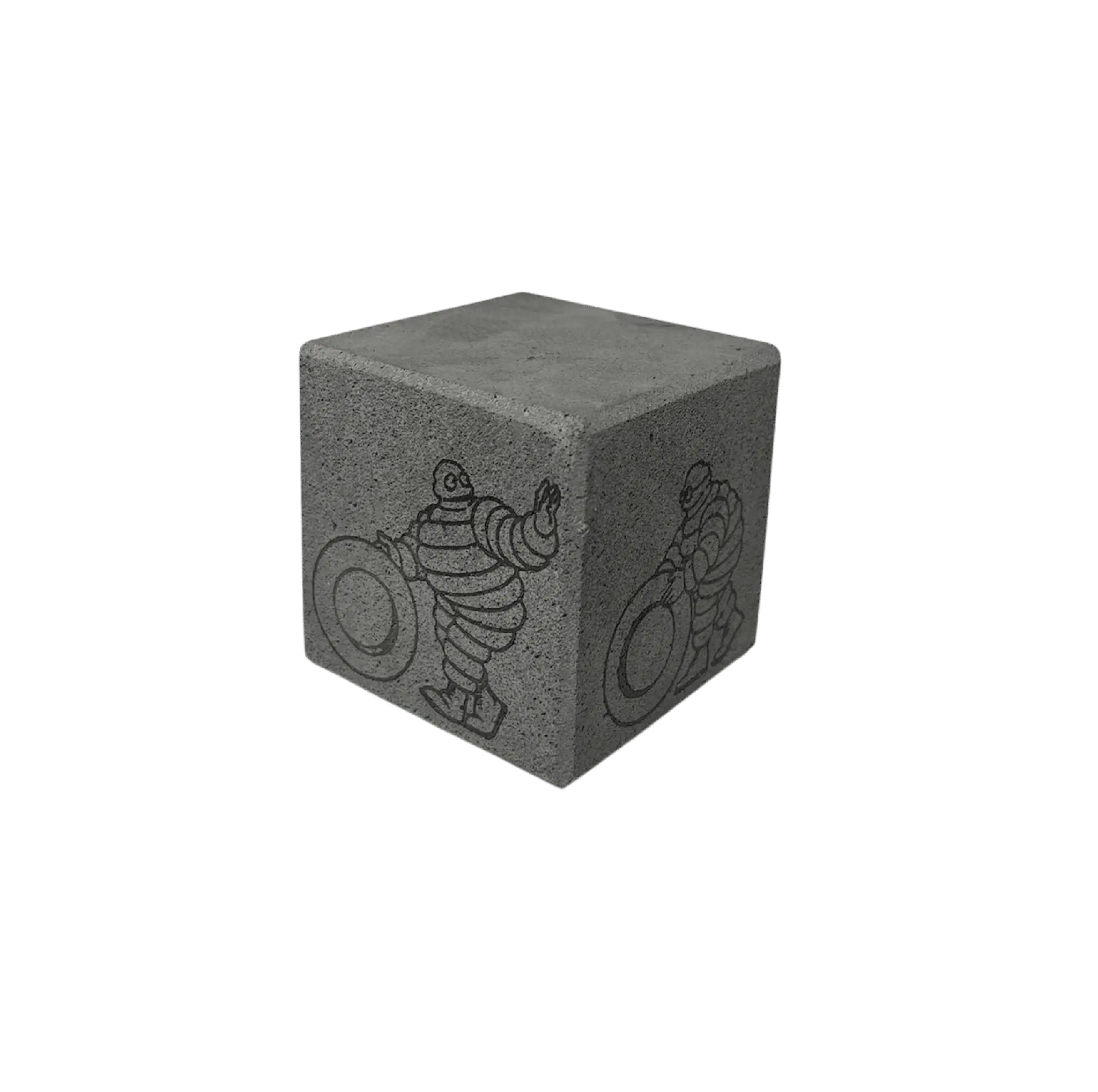 Cube en lave émaillé avec Bibendum et ses pneus et la signature de l'Aventure Michelin