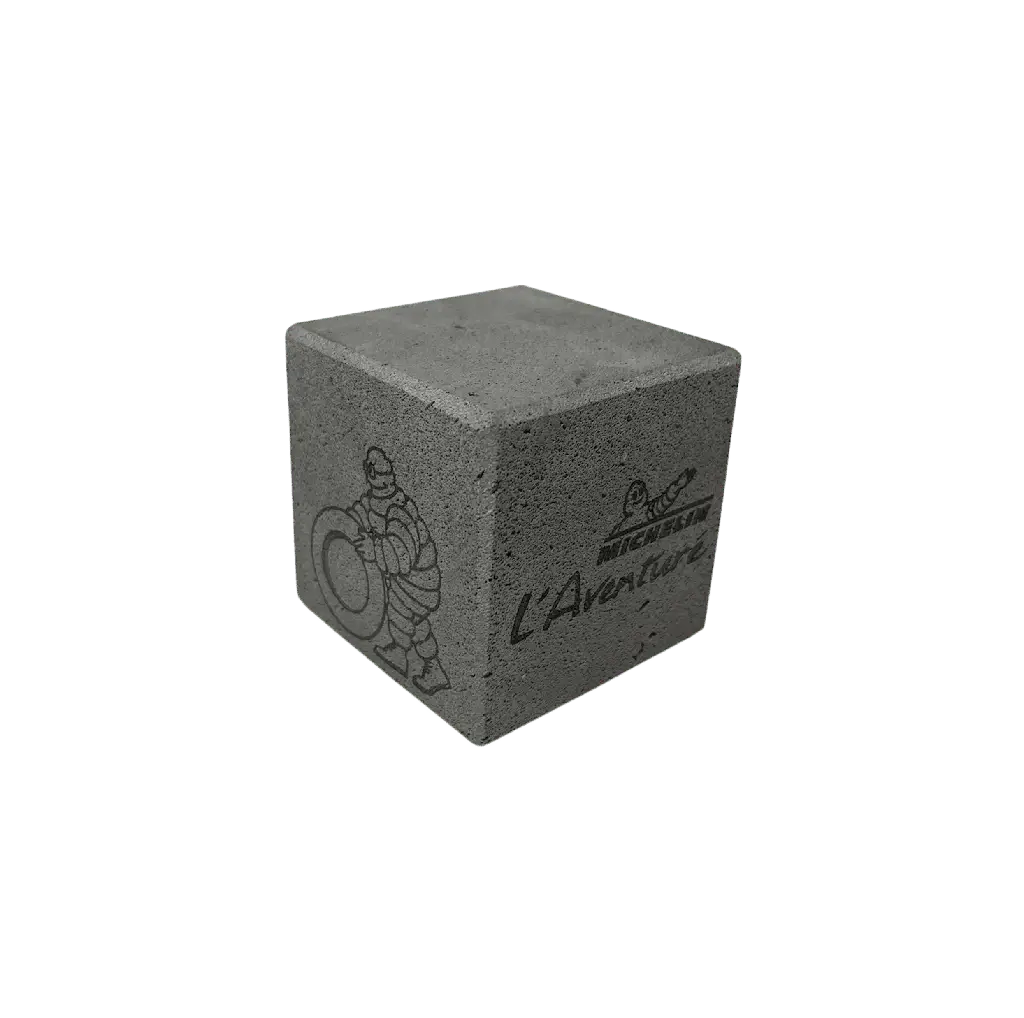 Cube en lave émaillé avec Bibendum et ses pneus et la signature de l'Aventure Michelin