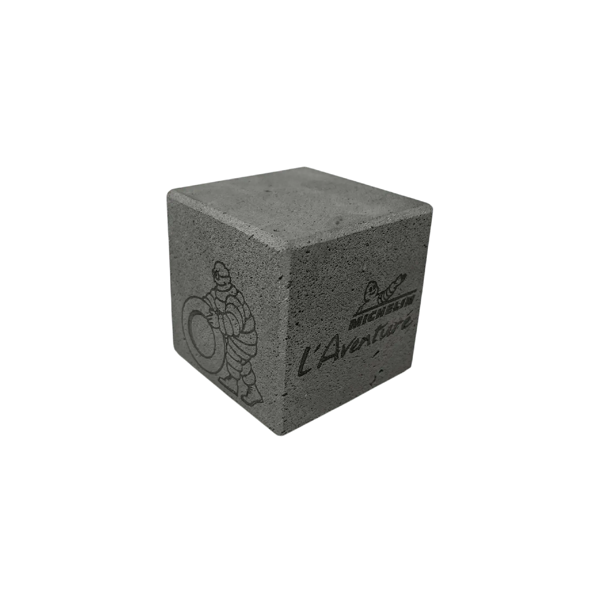 Cube en lave émaillé avec Bibendum et ses pneus et la signature de l'Aventure Michelin